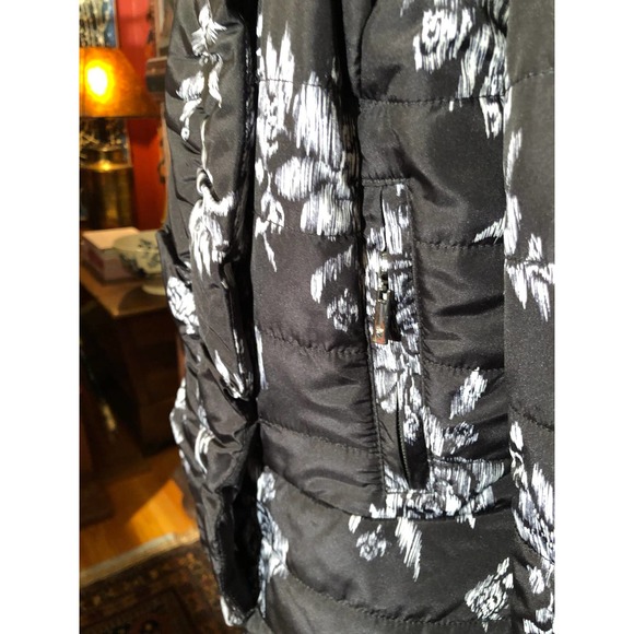 WHITE/BLACK Black and White Puffer Jacket.  New Condition.  Size Small - Picture 3 of 8